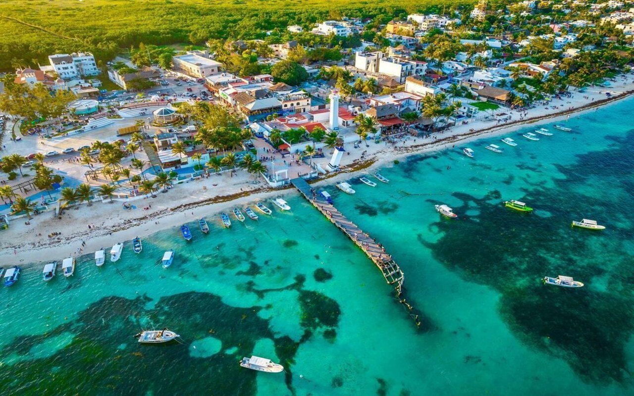 Puerto Morelos playa y Faro Inclinado
