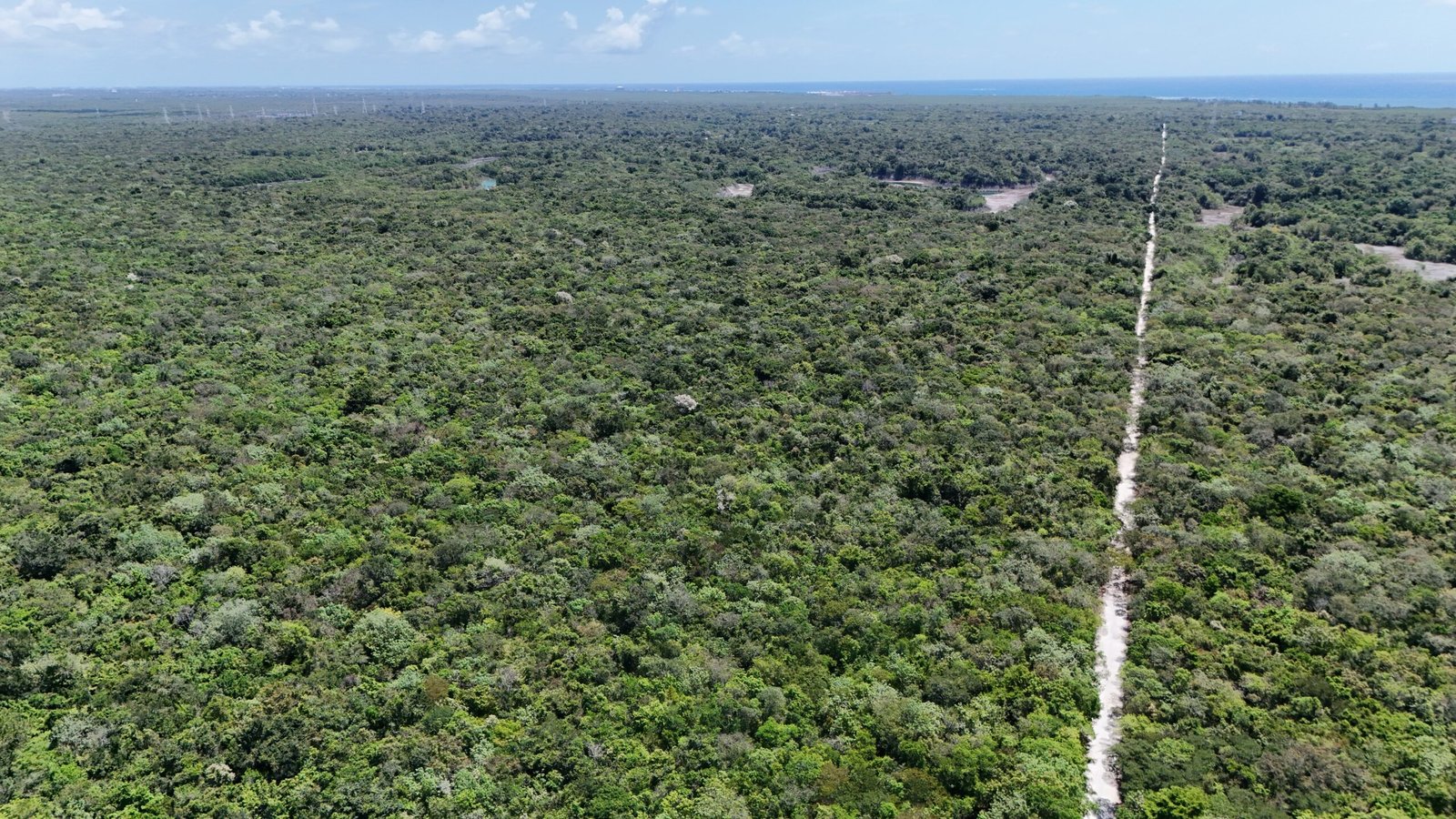 Vista aérea actual del terreno en Puerto Morelos